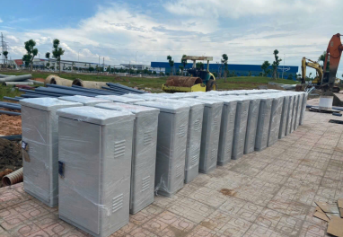 giao hàng tủ điện composite cho công trình